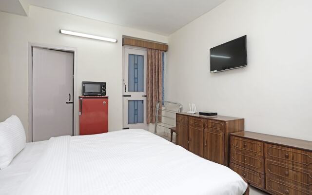 OYO 13269 Home Cozy 1RK Near Library Chowk