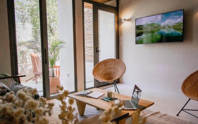 Spacious 2BR apt   Wide balcony w/tub & Yoga deck