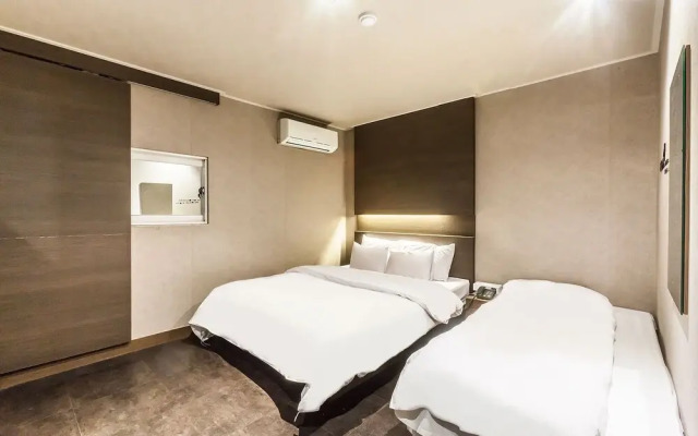 IMT 1 Hotel Wolgot