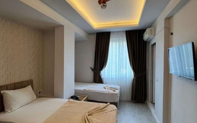 Grand Black Hotel