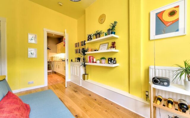 Bright and Airy Apartment in Canonmills
