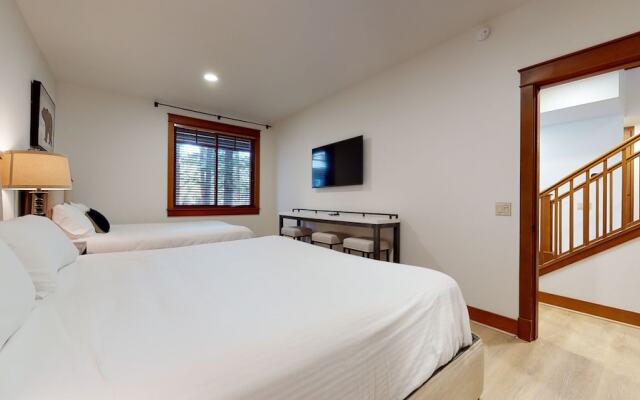 Timbers 6 Updated and Pet-Friendly, Private Jacuzzi, Private Garage by RedAwning