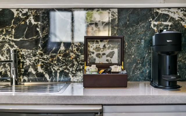 Avari Apartments - Hatton Collection