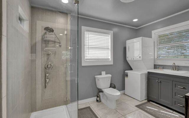 Stunning Home With Hot Tub Sauna and Grill!