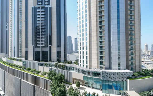 Dlx 21st Flr 3BR Pool/gym Near Mall by Belvilla