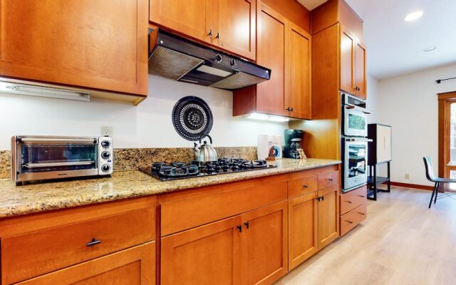 Timbers 6 Updated and Pet-Friendly, Private Jacuzzi, Private Garage by RedAwning