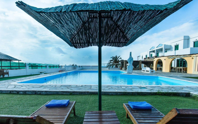 Mr & Mrs White Tinos