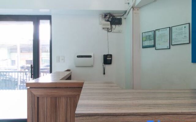 Filmore Suites Makati by RedDoorz