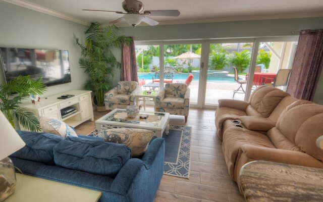 Palms By The Bay Apartment 3