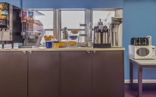 Days Inn by Wyndham Hicksville Long Island