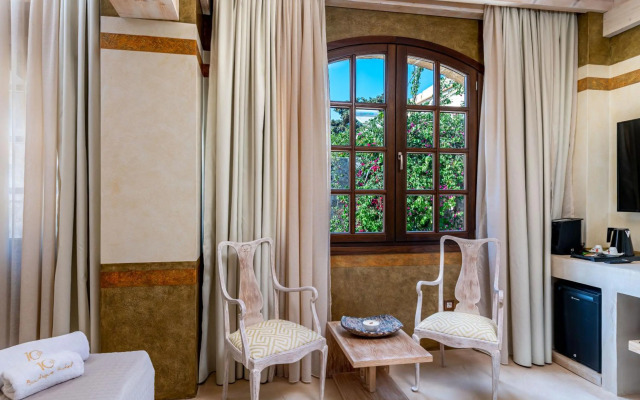 10GR Boutique Hotel and Wine Bar