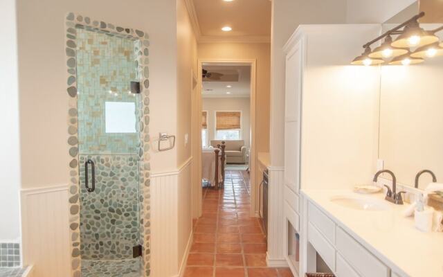 Salt and Horns - 4 Br Home