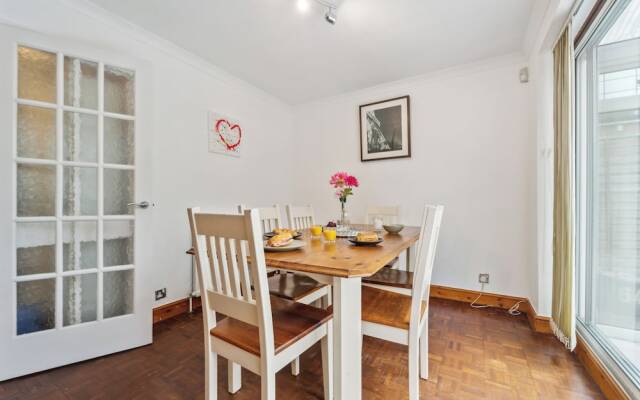 Charming 4-bedroom House in Cheshunt With Parking