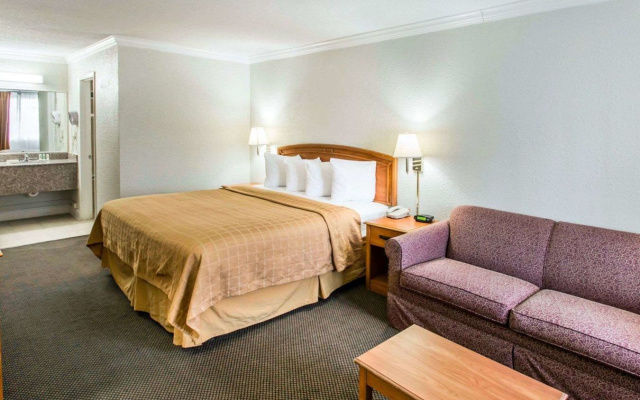 B&B HOTEL Jacksonville Airport – Newly Renovated!
