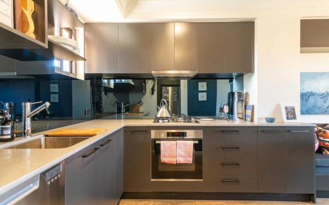 Modern 1 Bedroom Apartment In The Italian Forum