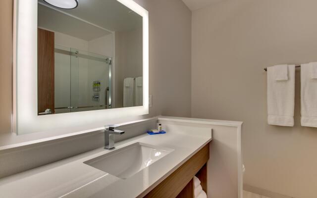 Holiday Inn Express & Suites Nashville Metrocenter Downtown by IHG