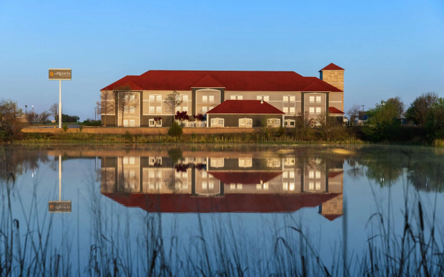 La Quinta Inn & Suites by Wyndham Shawnee