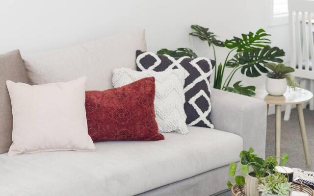 The Pool House, Romantic Country, King Bed