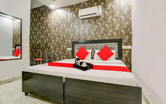 OYO Flagship 70340 Hotel Colour