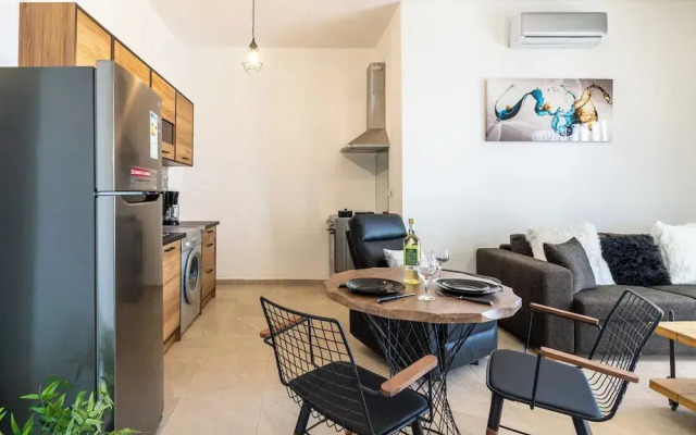 Nala - 2 Bedroom Apt & Patio in Larnaca