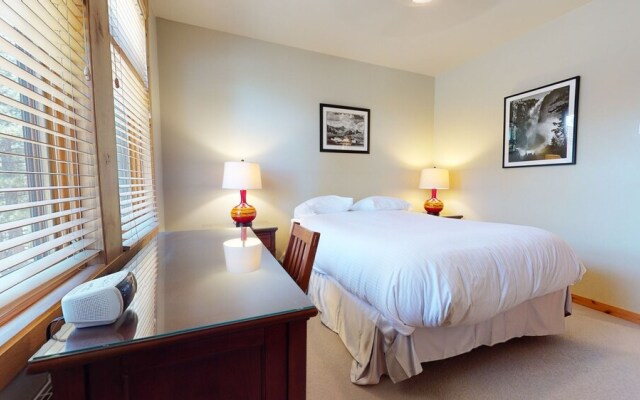 Solstice 18 Beautiful and Modern, Private Washer Dryer, Close to Eagle Lodge by RedAwning