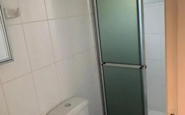 Apto c/2 quartos sendo uma suíte c/ar e 2banheiros