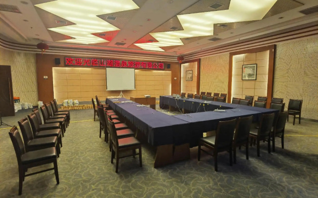Jiayushan Lake Hot Spring Resort Hotel
