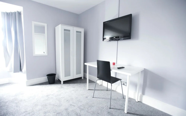 Honest Hospital House Apt.1