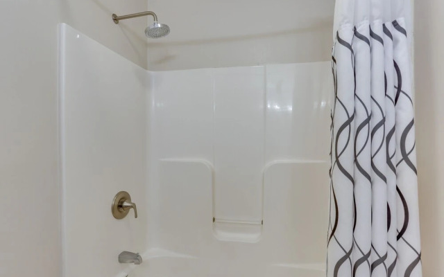 Hot Tub & Pool Access: Year-round Pocono Retreat!