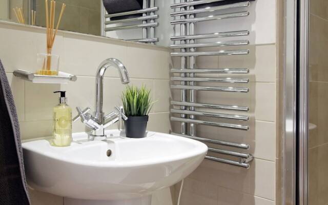 2 Bdr in Kensington E1 by the Residences
