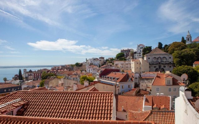 Alfama Amazing Scenic River and City View Charming apartment With 2 bedrooms and AC 19th Century Building