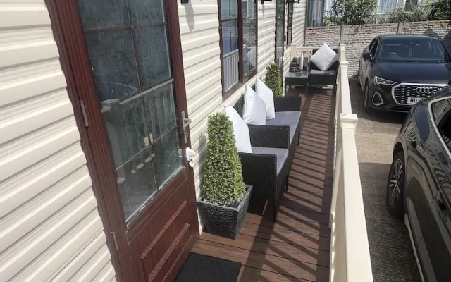 Cozy Cabin Retreat in Towyn
