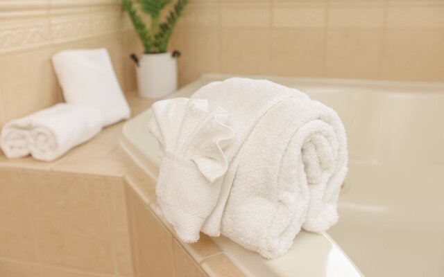 The Burrus House Inn Waterfront Suites