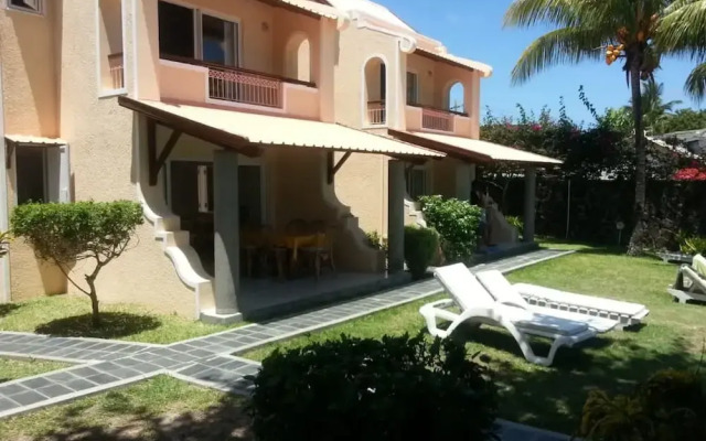 Residence With 6 Seafront Bungalows and Swimming
