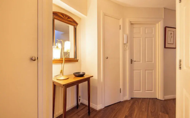 Mayfair 3-bed 6-guest W/patio & ac Berkeley Square