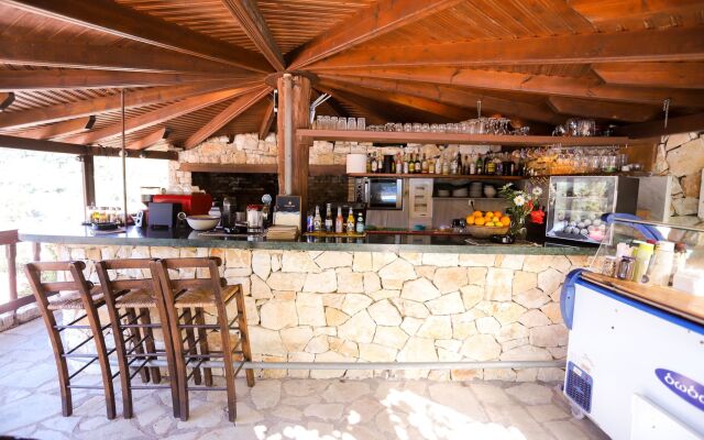 Bastas Hotel & Studios