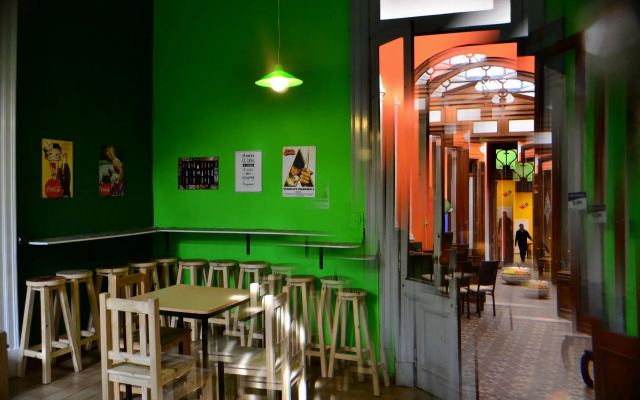 Retro Art Hostel