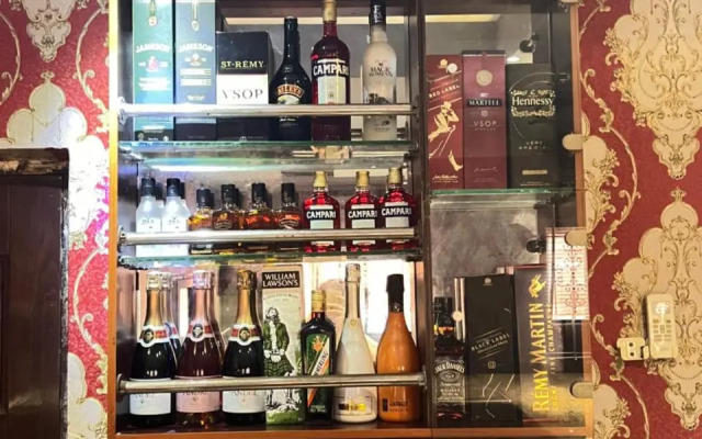 Ice Suites And Apartment