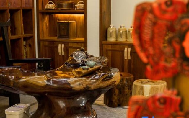 Anji Double Fish Hall Hot Spring Resort B&B (Longwangshan Canyon Drift Shop)