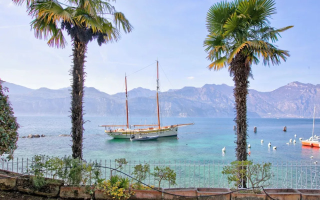 Villa Schlosser Lake Front & Private Pool