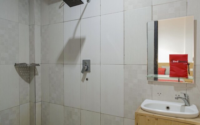 RedDoorz Plus near Dharmawangsa Square 2