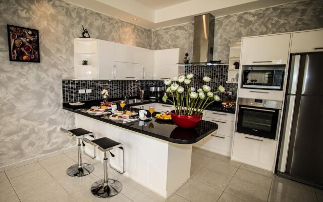 Blissful Tropical Stay at SeaLaVie Villa