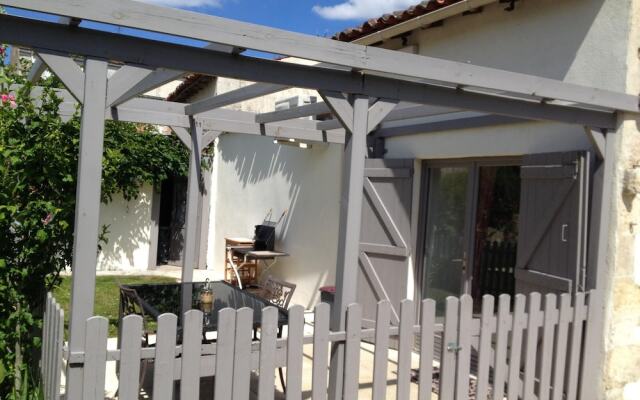 Studio in Saint-jean-d'angély, With Private Pool, Enclosed Garden and
