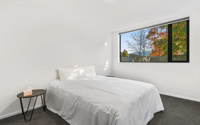 Mountain Escape - Cromwell Downstairs Holiday Apartment