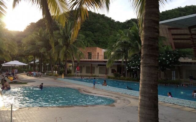 Beach Condos Pico de Loro Hamilo Coast