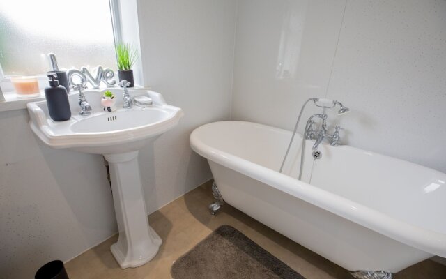 5star Serviced Homes- Free Wifi & Parking, Office