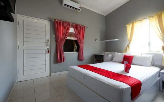 RedDoorz near Solo Square 3