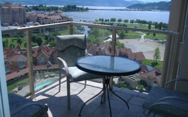 Sunset Waterfront Resort by DKRA