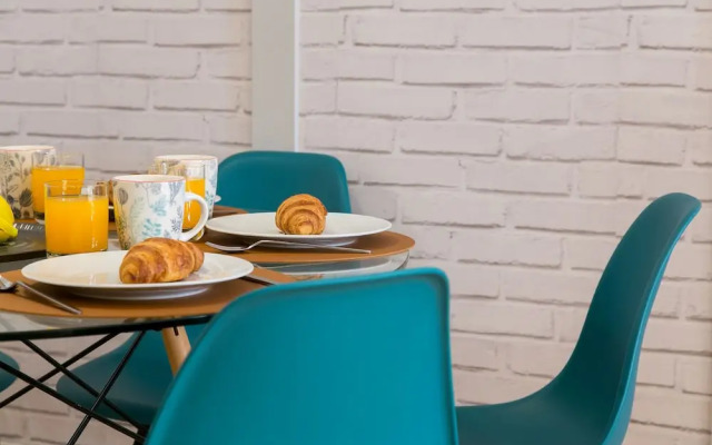 ALTIDO Modern Apt for 5 w/ workspace&private entrance, moments from Lisbon Cathedral