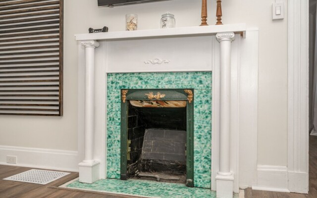 Historic Ludlow Apt A